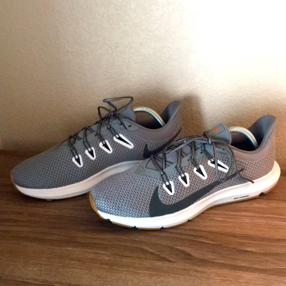 Brand new pair Of men’s Nike quest athletic running shoes size 9 1/2